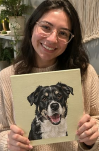 Joven mujer con el cuadro de su perrito