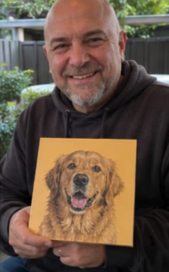 Hombre mayor sosteniendo el cuadro de su perrito