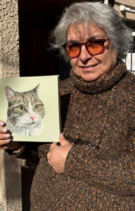 Mujer mayor sosteniendo el cuadro de su gatita 